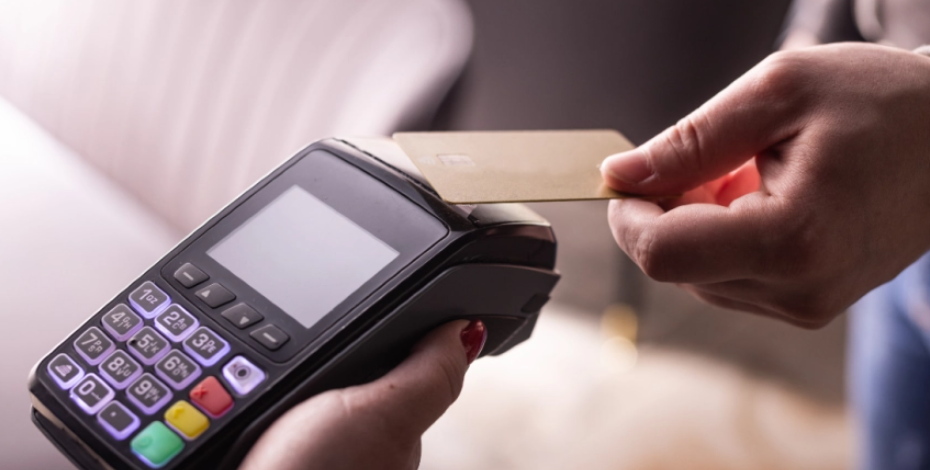 E-portfel vs karta vs BLIK — co szybciej (2025) ⚡