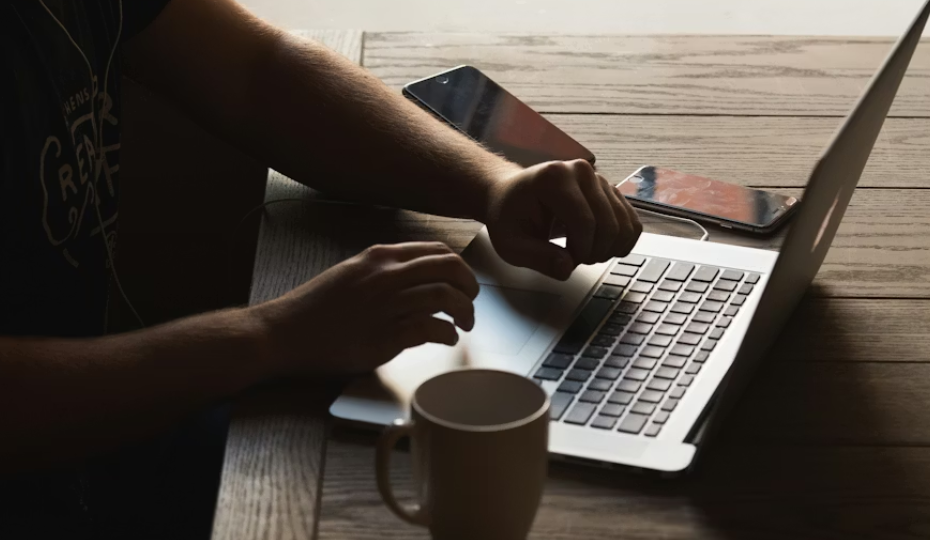 Wypłaty w weekend i święta — zasady (2025) 🗓️